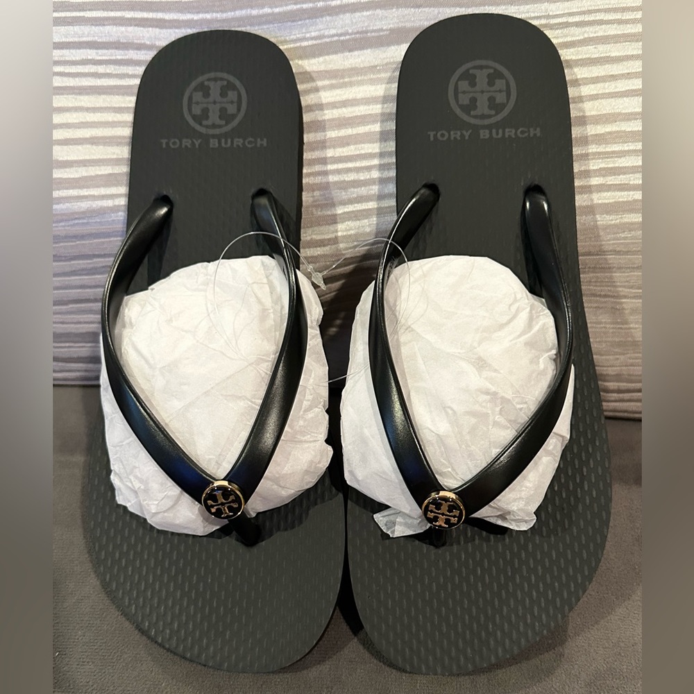 NWT Tory Burch flat black enamel flip flop size 8. Never worn!
